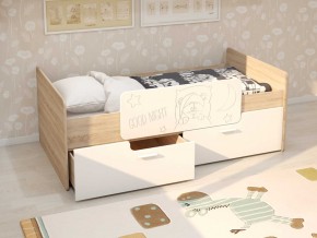 Кровать Умка дуб сонома с белыми ящиками и ограничителем в Пласте - plast.mebel74.com | фото